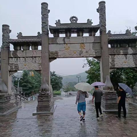 雨中游驼山