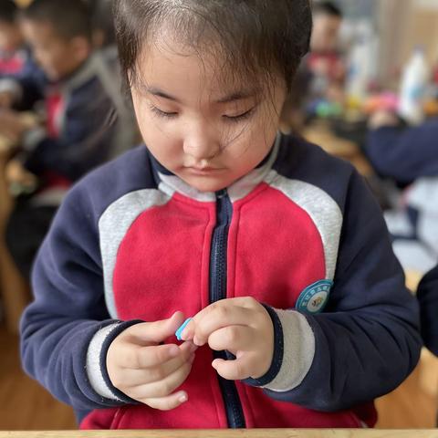 世纪贝儿幼儿园大四班《三八献礼送给最美女神的花朵》