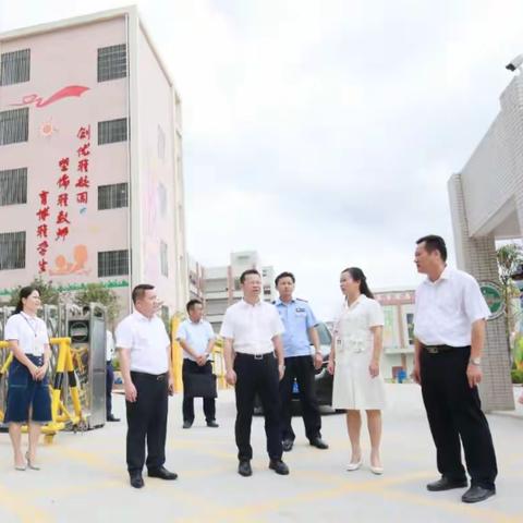 中共陆川县委书记梁伟莅临世客城小学亲切慰问教师