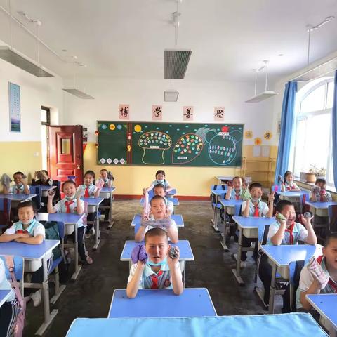 三2班劳动实践课，从美丽清洁校园开始……