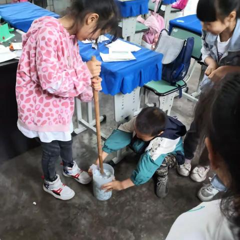 新民小学二年级中队积极开展争章活动