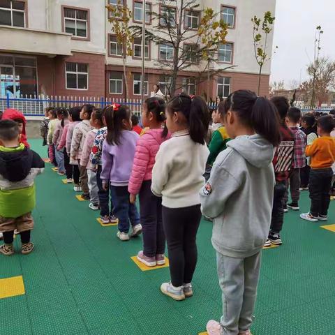 北沟镇中心幼儿园中一班家园联系第四期升国旗活动——国旗飘飘，伴我成长