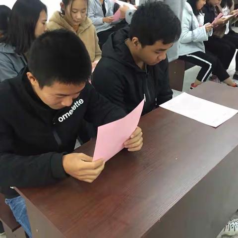 六城同创志愿者卫生行动 应团市委号召，我校开展“六城同创”志愿行，凝心聚力，“治七乱”卫生行动。