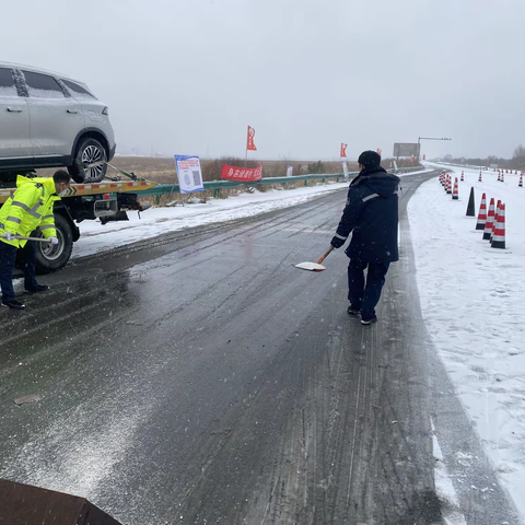 伊尔施收费所及时清理积雪 保障公路畅通