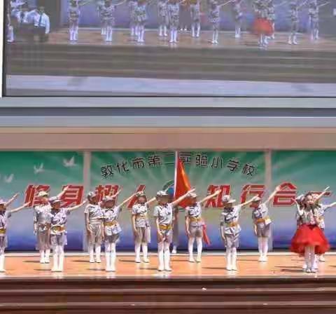 孩子们用精彩的舞蹈，优美的书画，迎接文体节，庆祝建党一百周年！