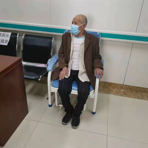 91岁老人接种新冠疫苗获点赞