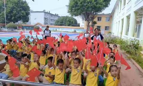 红星闪耀，红歌唱响--露塘幼儿园庆国庆系列活动