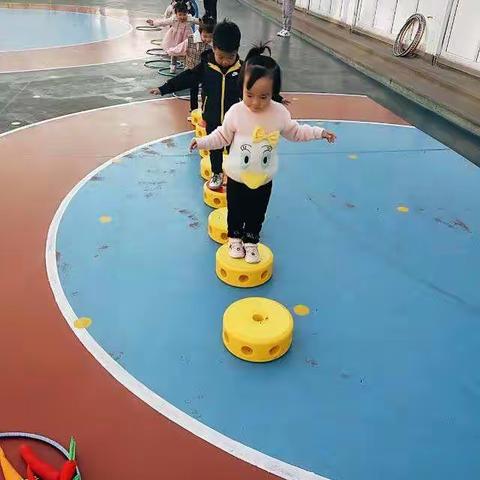 四幼小一班开心快乐的体育游戏