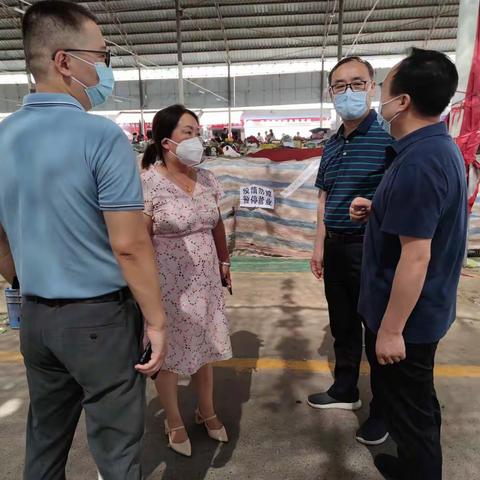雁塔区政协副主席冯少林检查天天利民市场疫情防控工作