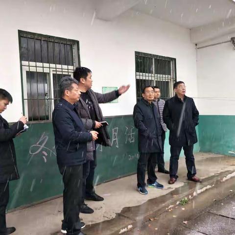 区领导对竹园小学进行考察慰问