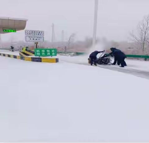 巴彦塔拉收费所开展除雪保通保畅工作