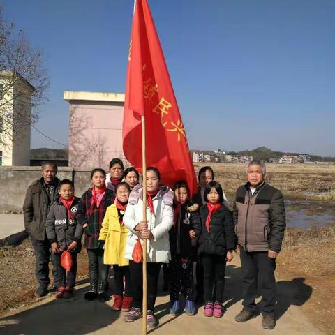 民兴小学志愿者开展“送温暖 献爱心”活动