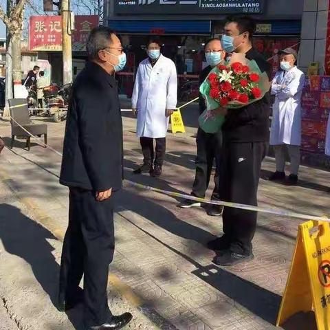 区委常委温文强慰问防疫一线人员