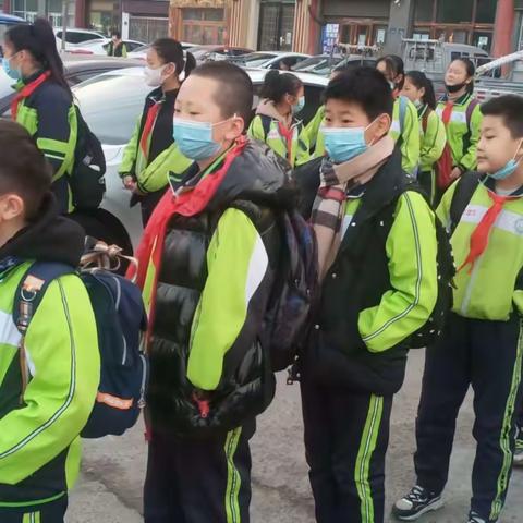 【七彩🌈家校】靓丽风景  爱心护学  灵武市第七小学五年级(3）班