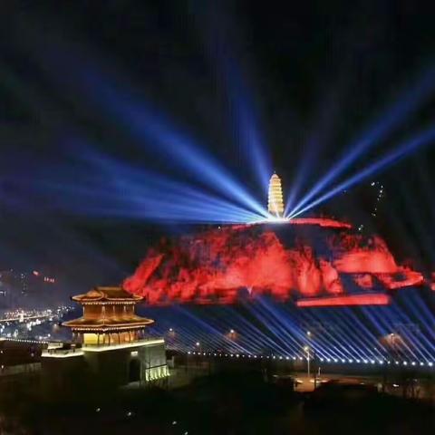 习近平带领中共中央政治局常委赴陕西延安瞻仰延安革命纪念地