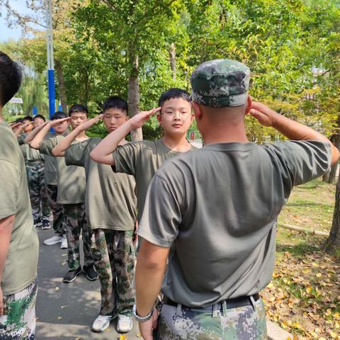 努力只能及格，拼命才能优秀——临沂第二十中学21级15班军训感悟