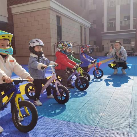 “小身材 大能量 平衡车初体验” --淮安天山实验幼儿园小一班家长助教活动