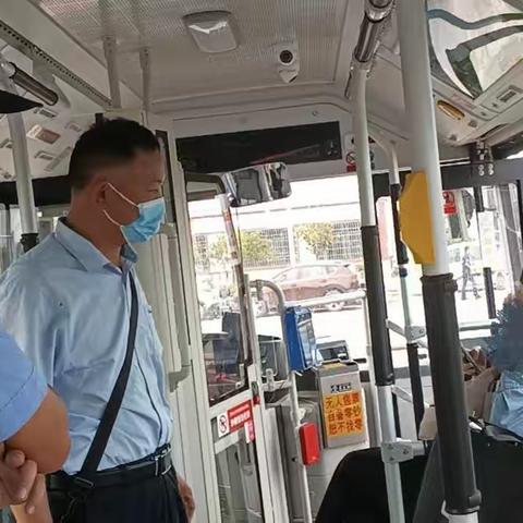 抑郁高三女生“要随公交车一起走”，慧眼司机助其回家
