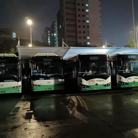 为确保公交正常运营，线管员带领员工彻夜未眠
