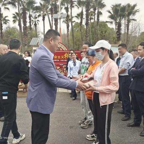 三分公司开展“与春天相约，凝心聚力徒步行”庆三八及班组建设活动