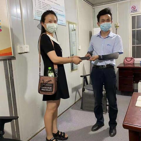 美女乘客深夜等帅哥公交司机下班，原来…