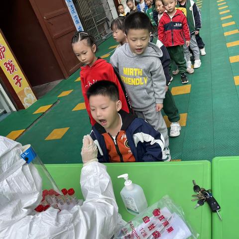 亲亲袋鼠幼儿园全体师国庆假返园核酸检测