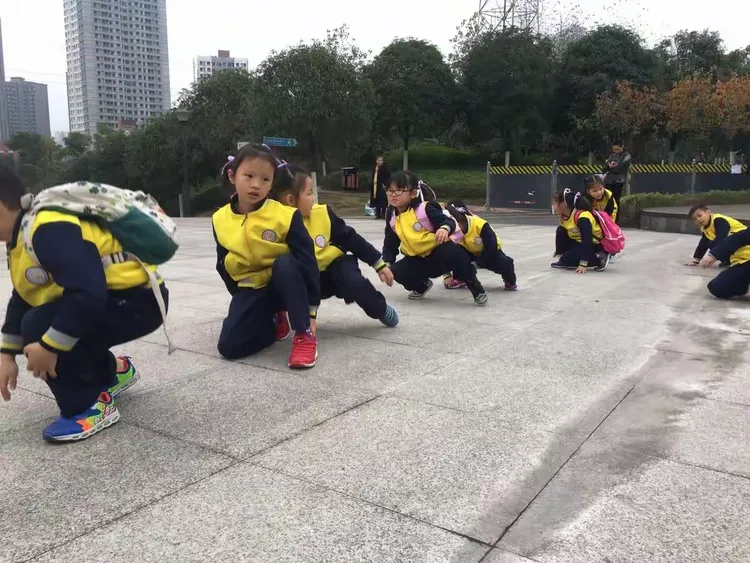 一来到公园⛲️，我们的晓茹老师就带着我们开始热身。可爱的鸭子步来啦……🦆