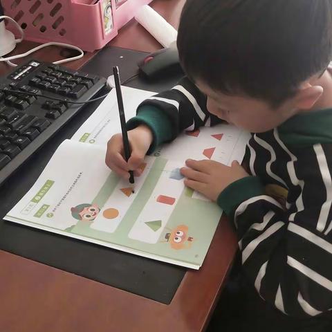 【腹有诗书气自华•爱上学习】大保当第一幼儿园小三班高梓铭学习打卡第五十二天。我爱学习，做更好的自己。