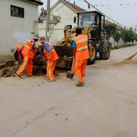 炎炎夏日，高温酷暑，保洁员坚守一线