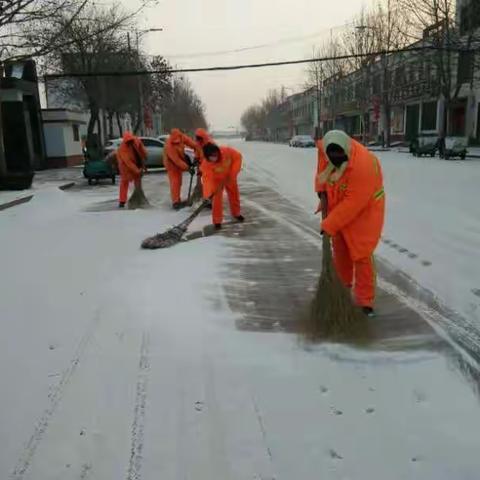 敬业扫雪保畅通，保洁员你们辛苦了！