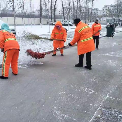 保洁员们扫雪忙