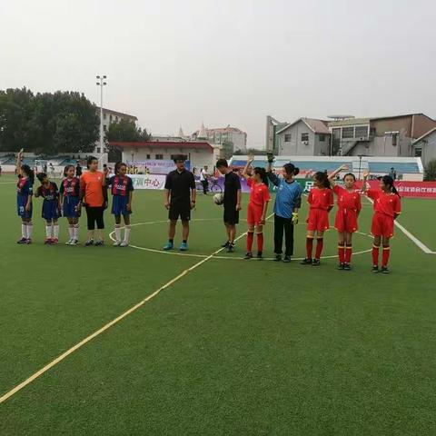 “市长杯”小学生足球赛第二日，三小女足挺进八强