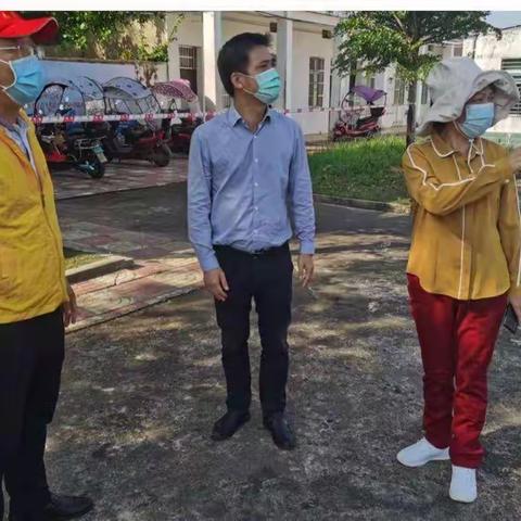 杜梅英常委到甲子镇指导返校学生核酸检测工作