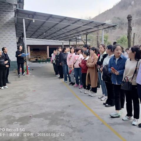 略阳县妇幼保健计划生育服务中心和兴州卫生院联合开展庆“三、八”趣味游戏活动