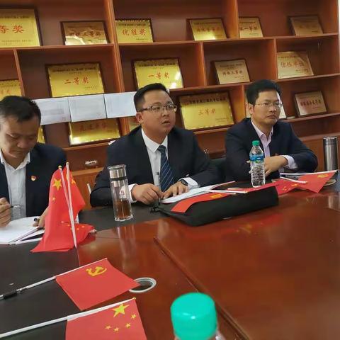 莲塘一中东新中学全体党员集中收看中国共产党第二十次全国代表大会