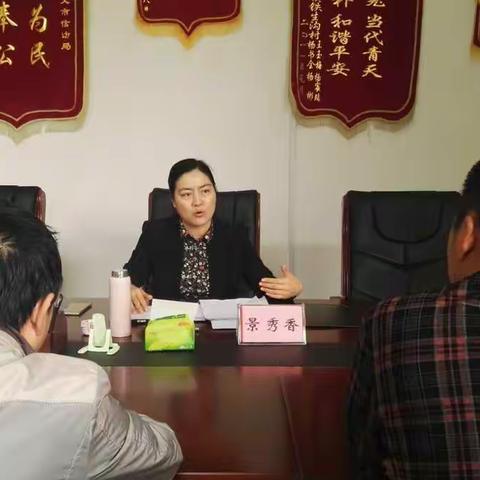 巩义市副市长景秀香在信访局接待来访群众