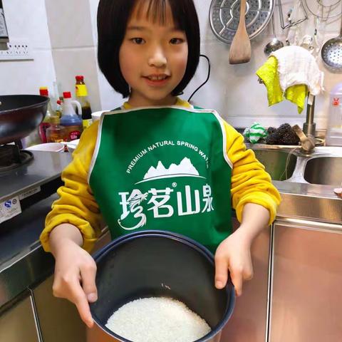 何梓艺    我为家人做晚饭