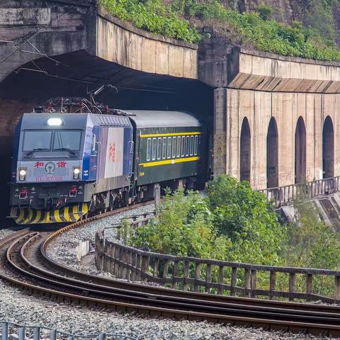 视觉观察：坐上绿皮车去“串烧”綦江