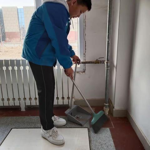 《学习雷锋好榜样，三月花开助人乐》245班学习雷锋班级活动