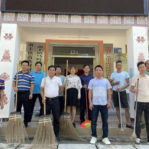马岭排苗族村委会开展“庆中秋，迎国庆”农村人居环境卫生整治行动