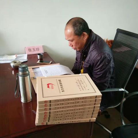 市人大常委会副主任陈永发深入感南村委会检查督导国家扶贫工作成效考核第三方评估迎检工作。