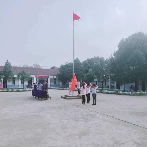 双庙小学举行升旗仪式