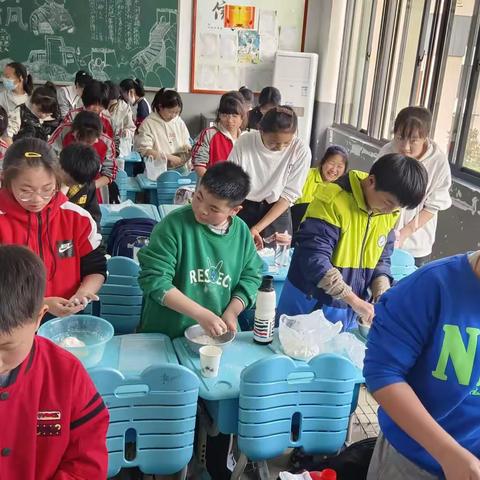 太和县曙光学校六年级劳动兴趣班之---和面烙饼！