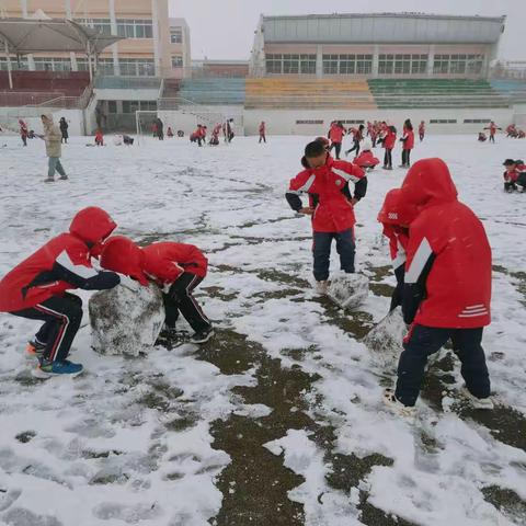 “瑞雪迎美景，童趣满校园”——梁邹小学四年级一班打雪仗、堆雪人活动