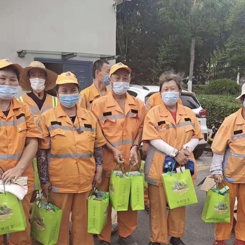济南丽洁清洁有限公司  关爱保洁员“送清凉”