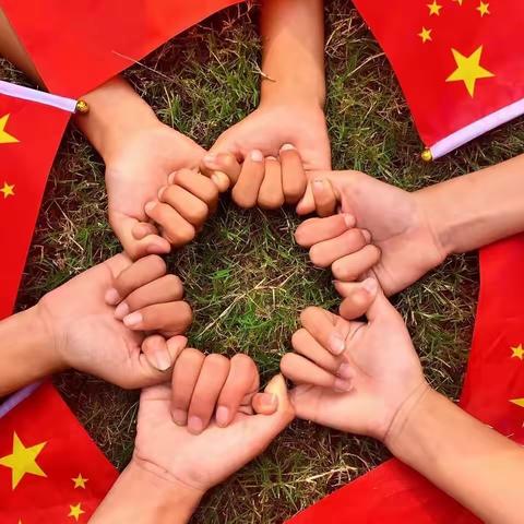 和田市肖尔巴格乡肖尔巴格小学“同心庆国庆，喜迎二十大”——“我和国旗，合个影”主题活动