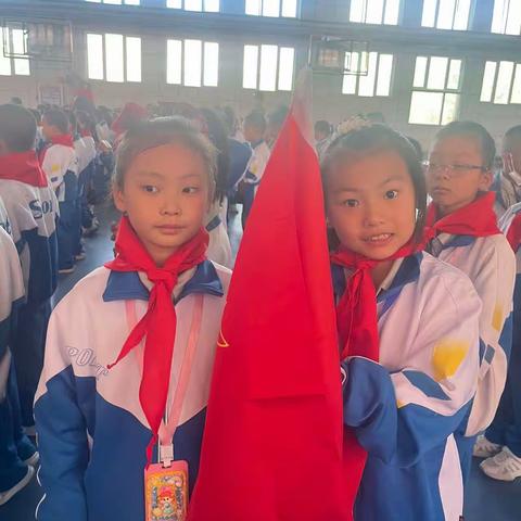 有一种颜色，叫做鲜艳的红领巾；有一种誓言，叫做“为共产主义事业贡献力量”；有一种信念，叫做“时刻准备着”；