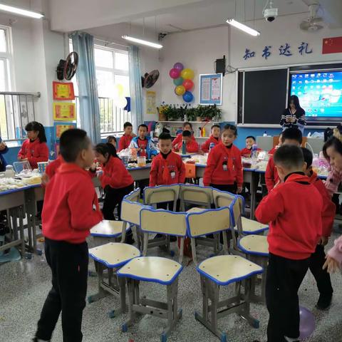 追梦班第一届“美食分享会”之抢凳子