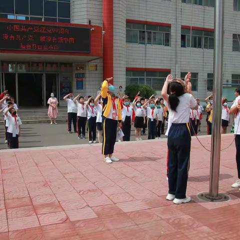 桓台县田庄镇中心小学庆七一“给党和香港过生日”