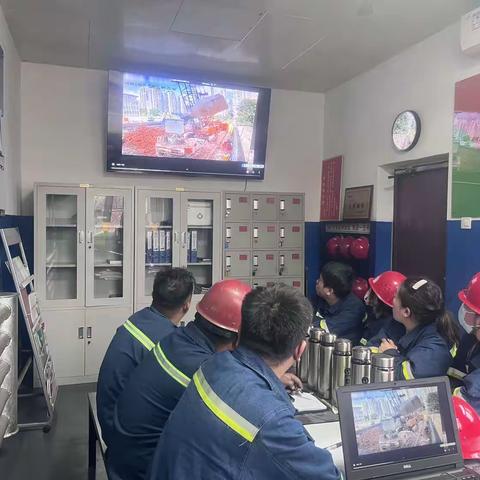 成型二车间班组安全活动——组织学习新版十大违章行为